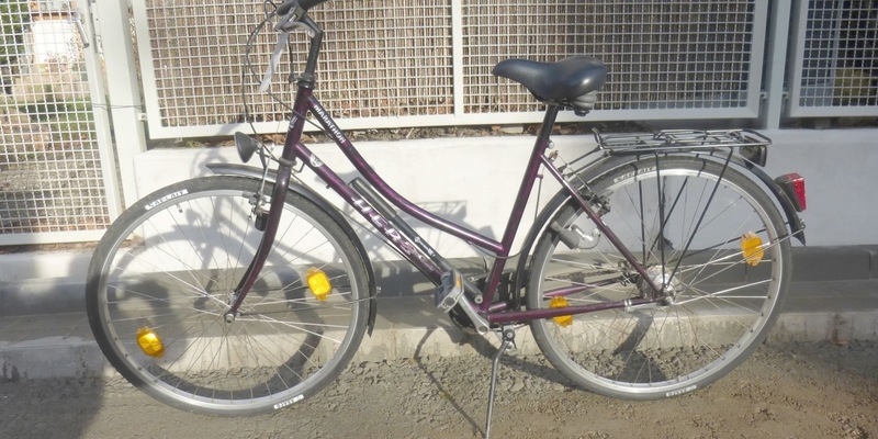 POL-GÖ: (391/2025) Unklare Lage nach Alarmauslösung in Volksbank - Unbekannte männliche Person flüchtet. Hinweise zu zurückgelassenem Fahrrad und Sackkarre erbeten - Foto: presseportal.de