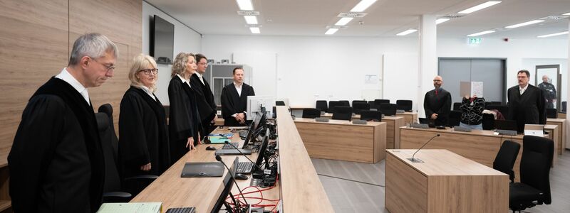 Der Prozess am OLG Dresden richtet sich gegen eine mutmaßliche Vertraute und Unterstützerin des rechten Terrortrios NSU. - Foto: Sebastian Kahnert/dpa POOL/dpa