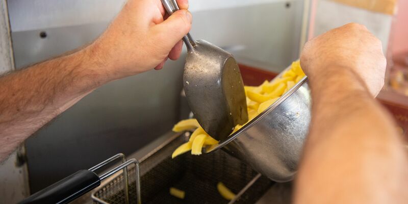 Altes Fett und Öl etwa aus Fritteusen der Gastronomie ist ein begehrtes Diebesgut. (Archivbild) - Foto: Sebastian Gollnow/dpa