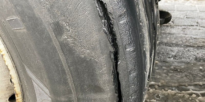 Mittelhessen: MARBURG-BIEDENKOPF: Verkehrspolizisten stoppen zwei Sattelzüge + Hakenkreuze auf Gehweg gesprüht + Jaguar zerkratzt + Photobox auf Weihnachtsmarkt aufgebrochen + schwerer Unfall auf der B453 - Foto: presseportal.de