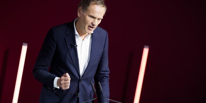 Der Vorstandsvorsitzende der Volkswagen AG und Porsche AG, Oliver Blume, sprach zur Belegschaft in Wolfsburg. (Archivbild)  - Foto: Moritz Frankenberg/dpa