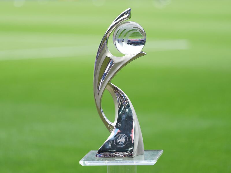 Die Trophäe für die Fußball-EM der Frauen. - Foto: Martin Meissner/AP/dpa