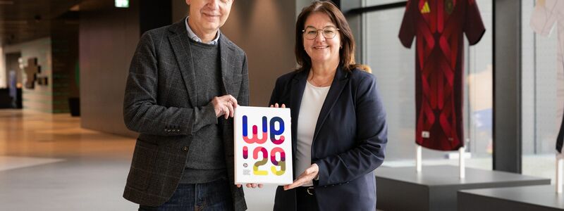 Die DFB-Spitzenfunktionäre Bernd Neuendorf und Heike Ullrich dürfen sich über den Zuschlag für die EM 2029 freuen. (Archivbild) - Foto: Yuliia Perekopaiko/DFB/dpa