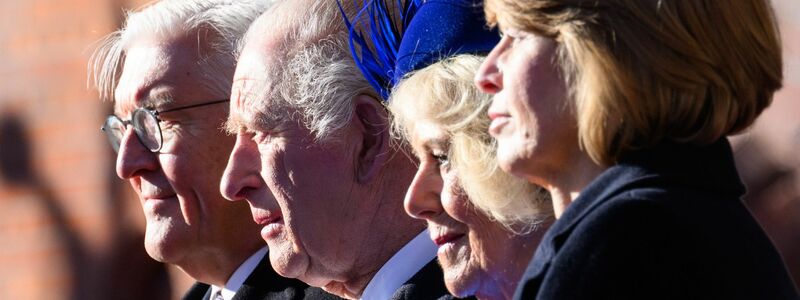 Dem Bundespräsidenten und seiner Frau wurden Objekte aus der Königlichen Sammlung präsentiert. - Foto: Bernd von Jutrczenka/dpa