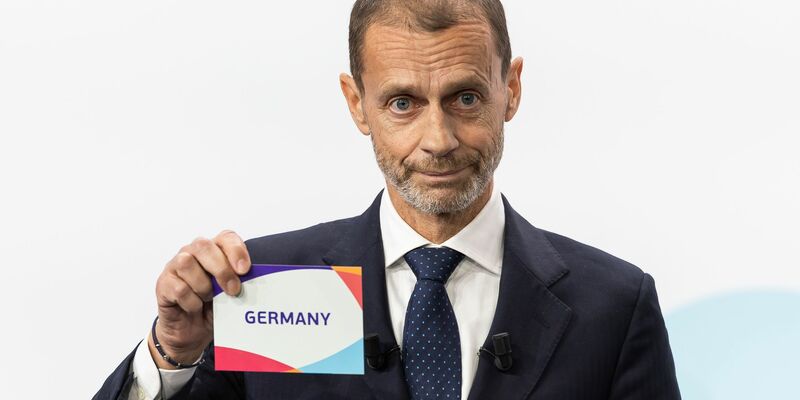 UEFA-Chef Ceferin gratuliert dem DFB-Präsidenten Neuendorf. - Foto: Cyril Zingaro/KEYSTONE/dpa