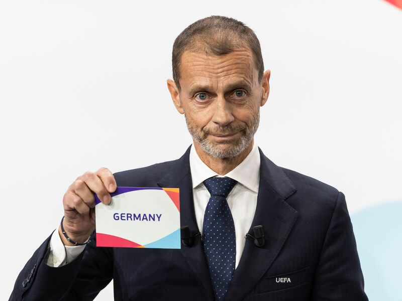 UEFA-Chef Ceferin gratuliert dem DFB-Präsidenten Neuendorf. - Foto: Cyril Zingaro/KEYSTONE/dpa