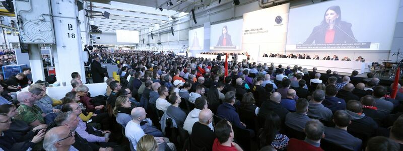 Die Betriebsratsvorsitzende Daniela Cavallo berichtete vor Tausenden Beschäftigten in Halle 11 über die Stimmung in der Belegschaft.  - Foto: Kevin Nobs/VW-Betriebsrat/dpa