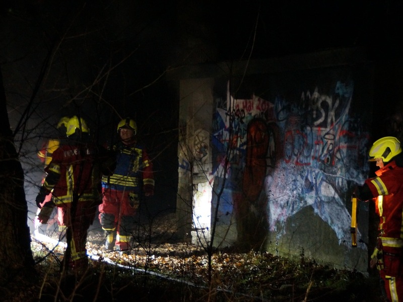 FW Wathlingen: Feuer in ehemaligem Trafohäuschen - Ortsfeuerwehr Wathlingen im Einsatz - Foto: presseportal.de