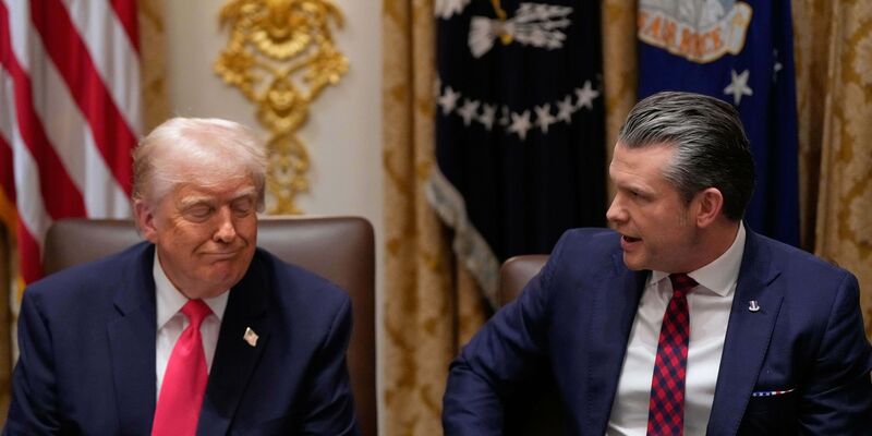 Wird Pentagon-Chef Hegseth zunehmend zur innenpolitischen Belastung für Präsident Trump? (Archivbild) - Foto: Julia Demaree Nikhinson/AP/dpa