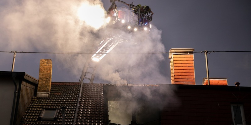 FW LK Neunkirchen: Rauchsäule weist Feuerwehr den Weg - Mehrparteienhaus nach Brand unbewohnbar - Foto: presseportal.de