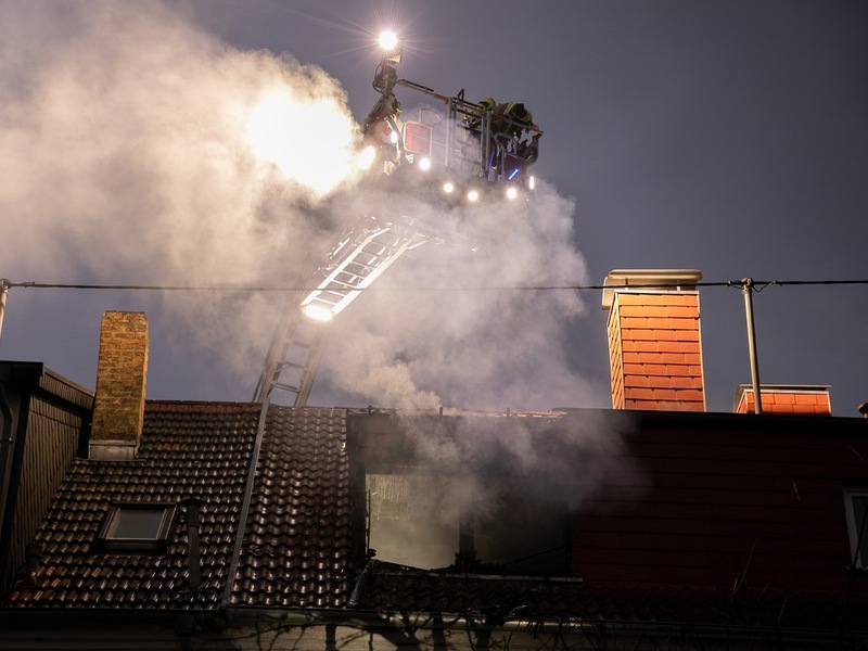 FW LK Neunkirchen: Rauchsäule weist Feuerwehr den Weg - Mehrparteienhaus nach Brand unbewohnbar - Foto: presseportal.de