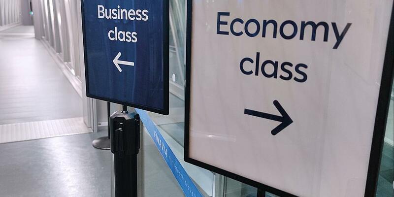 Wegweiser für Business Class und Economy Class (Archiv) - Foto: über dts Nachrichtenagentur