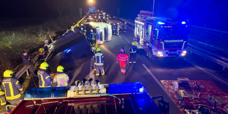 FW-OLL: Verkehrsunfall mit Pferdetransporter auf der A28 - Zwei Pferde erfolgreich gerettet - Foto: presseportal.de