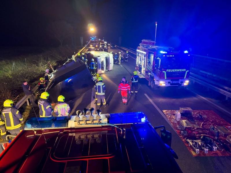 FW-OLL: Verkehrsunfall mit Pferdetransporter auf der A28 - Zwei Pferde erfolgreich gerettet - Foto: presseportal.de