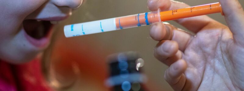 Vor wenigen Jahren waren Fiebersäfte für Kinder knapp, nun hat sich die Lage gebessert (Archivbild) - Foto: Hendrik Schmidt/dpa