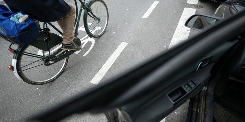 Die Regierung plant verpflichtende Türwarnsysteme für Kfz-Hersteller. (Symbolbild) - Foto: Sebastian Gollnow/dpa
