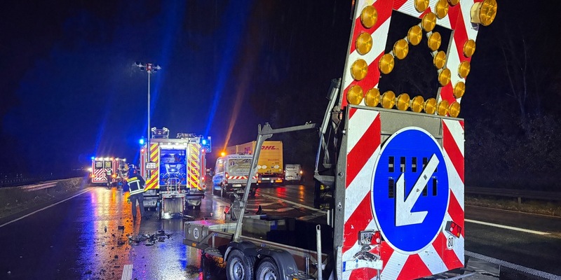 FW Moers: PKW kollidiert mit Absicherungsanhänger auf der A57 - Foto: presseportal.de