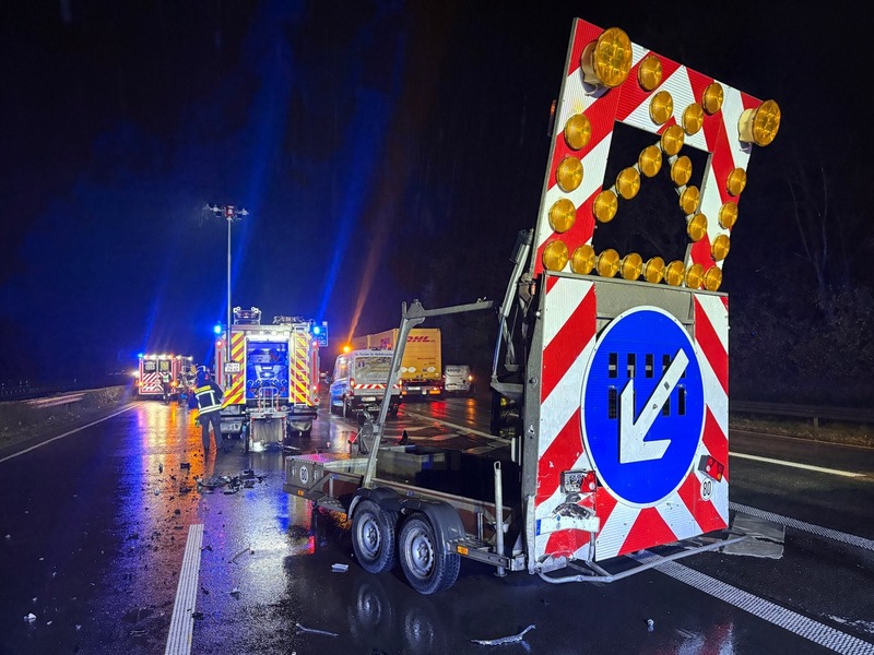 FW Moers: PKW kollidiert mit Absicherungsanhänger auf der A57 - Foto: presseportal.de