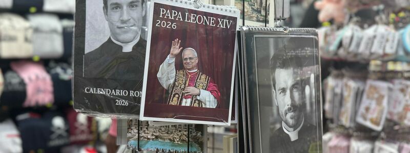 Rund um den Petersdom werden Kalender von Papst Leo XIV. sowie echten und falschen Priestern verkauft. - Foto: Christoph Sator/dpa