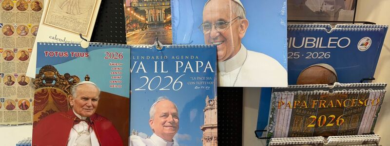 Selbst vom 2005 verstorbenen Papst Johannes Paul II. gibt es noch Kalender. - Foto: Christoph Sator/dpa