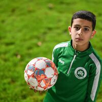Der neunjährige Fußballer Wasen Al-Ali auf dem Sportplatz in Heisfelde. - Foto: Lars Penning/dpa