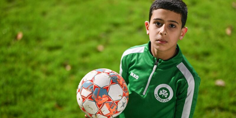 Der neunjährige Fußballer Wasen Al-Ali auf dem Sportplatz in Heisfelde. - Foto: Lars Penning/dpa