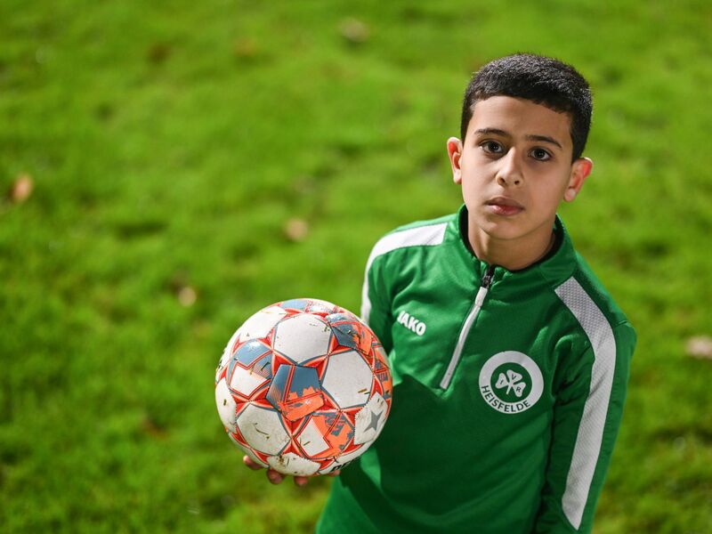 Der neunjährige Fußballer Wasen Al-Ali auf dem Sportplatz in Heisfelde. - Foto: Lars Penning/dpa