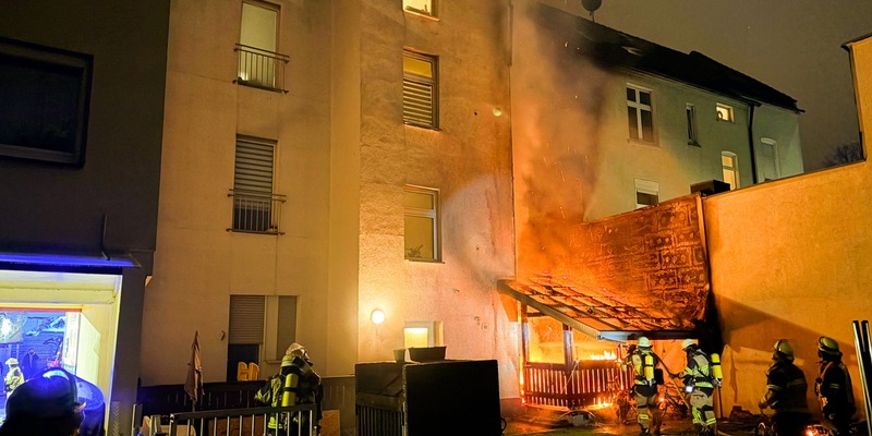 FW-E: Hausfassade fängt Feuer - Flammen breiten sich bis zum Dachgeschoss aus - Foto: presseportal.de