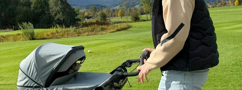 Biathlet Johannes Kühn schiebt seine Tochter im Kinderwagen.  - Foto: -/Johannes Kühn/dpa