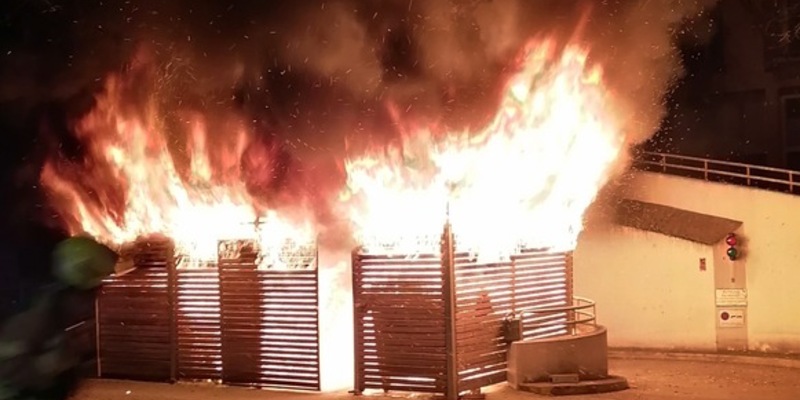 FW Stuttgart: Brennende Mülltonen in Stuttgart-West - Foto: presseportal.de