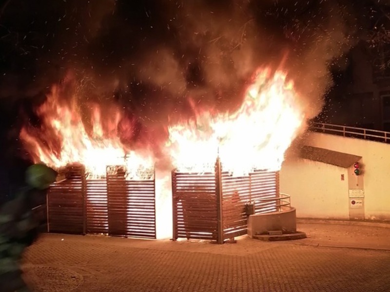 FW Stuttgart: Brennende Mülltonen in Stuttgart-West - Foto: presseportal.de