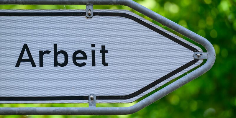 Auf 100 von Betrieben ausgeschriebene offene Stellen kamen bundesweit zuletzt 288 arbeitslos gemeldete Personen. (Archivbild) - Foto: Patrick Pleul/dpa