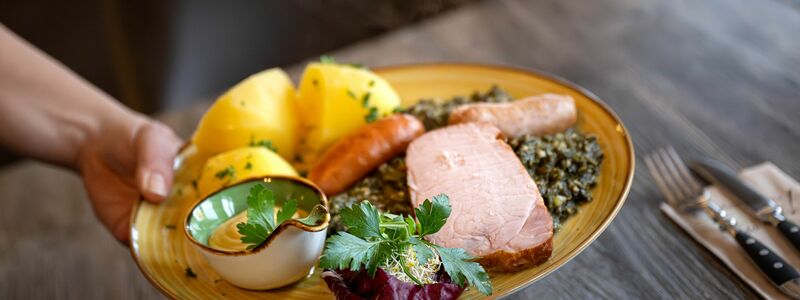 Kommen die Entlastungen auch auf den Teller? (Archivbild) - Foto: Sina Schuldt/dpa