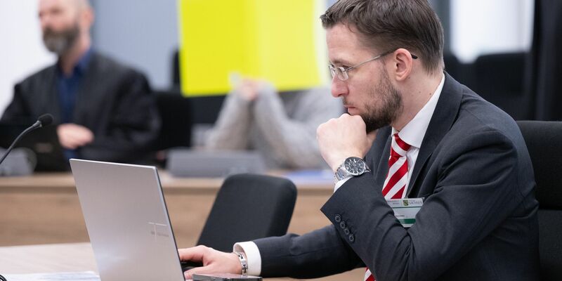 Beate Zschäpe sagt am OLG Dresden in Begleitung eines Anwalts aus. - Foto: Sebastian Kahnert/dpa