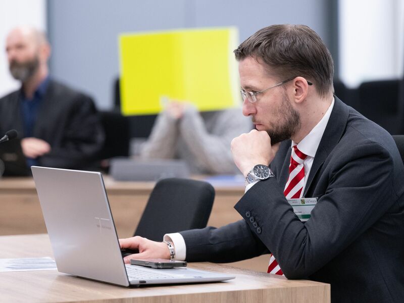 Beate Zschäpe sagt am OLG Dresden in Begleitung eines Anwalts aus. - Foto: Sebastian Kahnert/dpa
