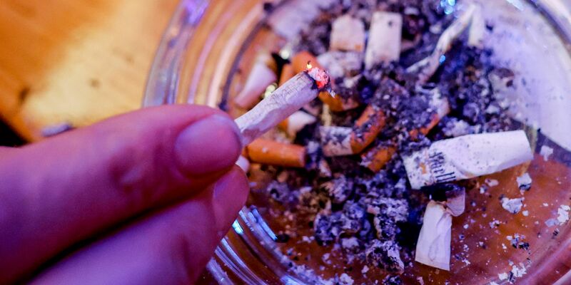 Die Vorschriften etwa gegen Zigaretten sind in Deutschland im internationalen Vergleich relativ locker (Archivbild) - Foto: Axel Heimken/dpa