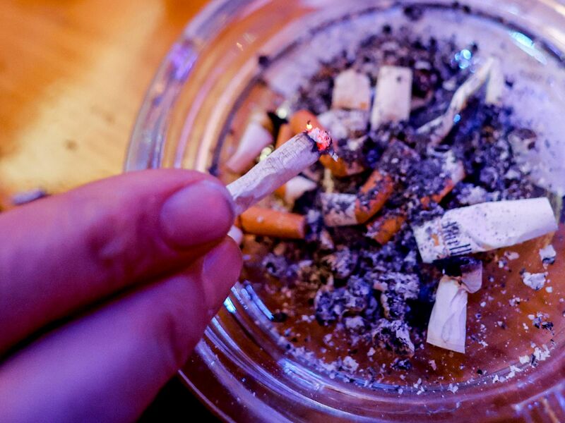 Die Vorschriften etwa gegen Zigaretten sind in Deutschland im internationalen Vergleich relativ locker (Archivbild) - Foto: Axel Heimken/dpa