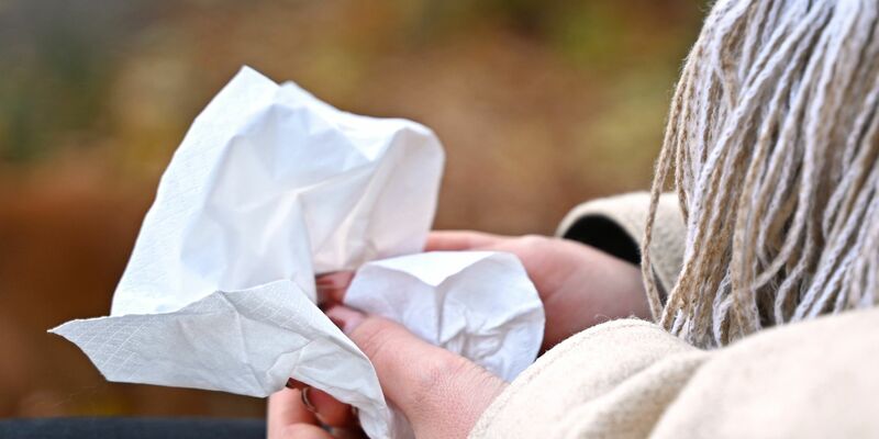 Jetzt brauchen viele Menschen wieder Taschentücher für die laufende Nase. (Symbolbild) - Foto: Elisa Schu/dpa