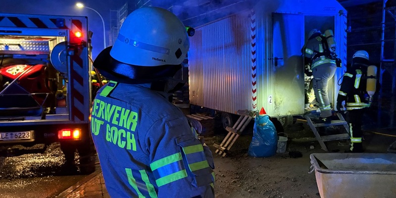 Feuerwehr Goch: Akku löst Feuer in Bauwagen aus - Foto: presseportal.de