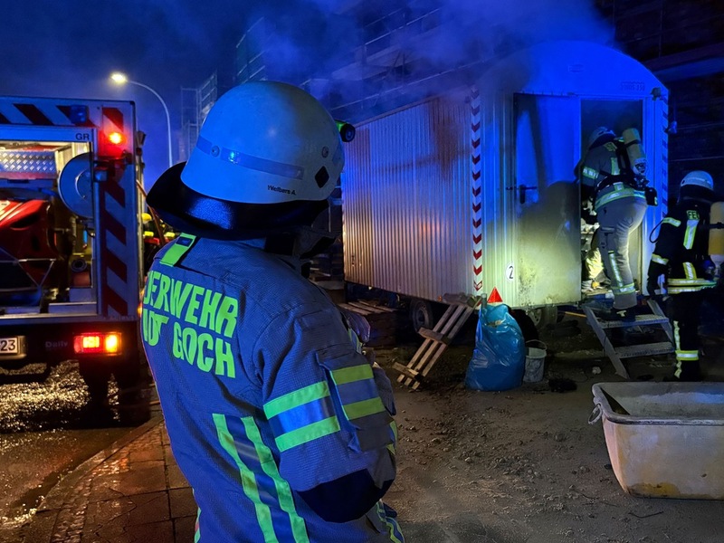Feuerwehr Goch: Akku löst Feuer in Bauwagen aus - Foto: presseportal.de