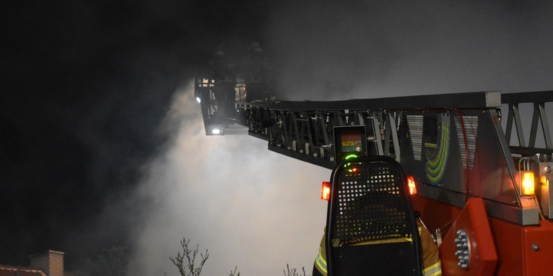 FW-SE: Feuer zerstört Carport - Foto: presseportal.de