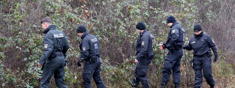 Zum Einsatz kamen erneut auch Metalldetektoren. - Foto: Bernd Wüstneck/dpa