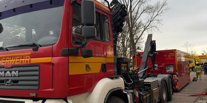 FW Dresden: Austritt eines Gefahrstoffes in Labor - vier Personen vorsorglich in Kliniken gebracht - Foto: presseportal.de
