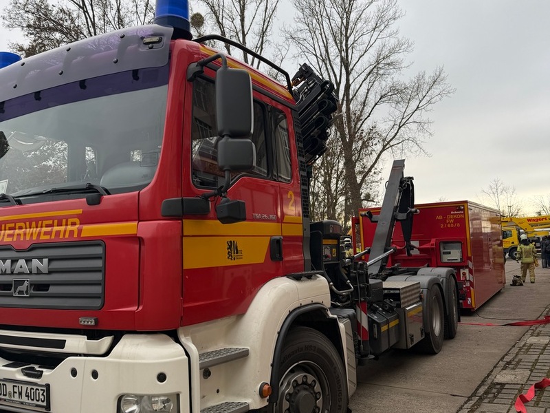 FW Dresden: Austritt eines Gefahrstoffes in Labor - vier Personen vorsorglich in Kliniken gebracht - Foto: presseportal.de