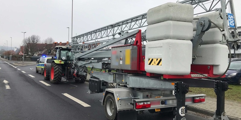Mittelhessen: WETTERAUKREIS: Traktorkontrolle des Verkehrsdienstes + Einbrüche in zwei Wohnhäuser + Alarmanlage verscheucht Einbrecher + Spielautomaten geknackt + Reifen zerstochen + Auffahrunfall mit 4 Fahrzeugen - Foto: presseportal.de