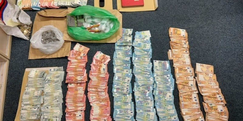 POL-K: 251204-3-K Haftbefehle gegen mutmaßliche Dealer vollstreckt - Heroin und circa 40.000 Euro sichergestellt - Foto: presseportal.de