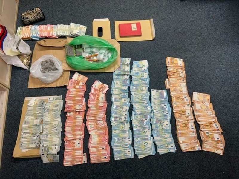 POL-K: 251204-3-K Haftbefehle gegen mutmaßliche Dealer vollstreckt - Heroin und circa 40.000 Euro sichergestellt - Foto: presseportal.de