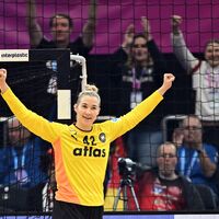 Elf Paraden und drei Treffer gegen Montenegro: Torhüterin Katharina Filter.  - Foto: Federico Gambarini/dpa