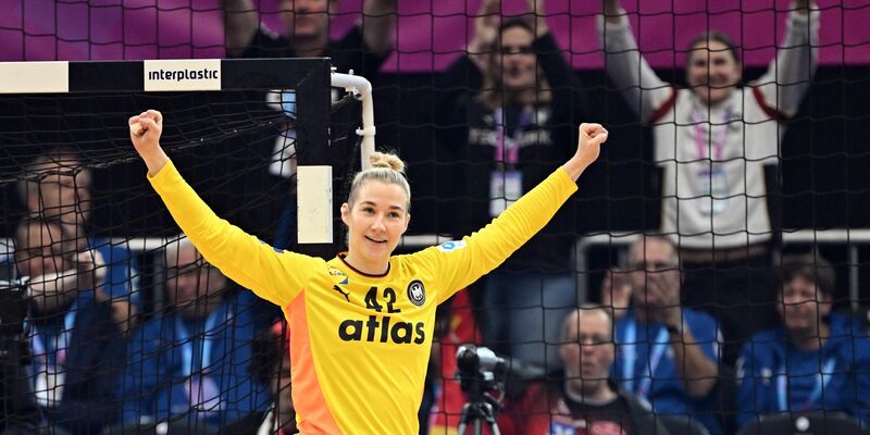 Rechtsaußen Jenny Behrend erzielt in der ersten Halbzeit vier Tore.  - Foto: Federico Gambarini/dpa