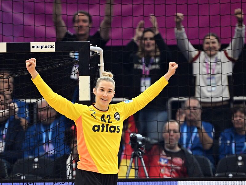 Rechtsaußen Jenny Behrend erzielt in der ersten Halbzeit vier Tore.  - Foto: Federico Gambarini/dpa